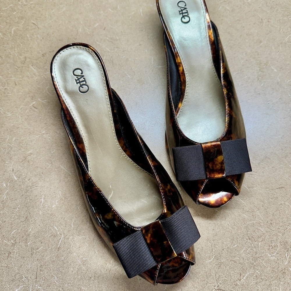 CATO, WOMENS SLIDE-ON, PEEP TOE HEELS. MAN-MADE PATENT LEATHER. SIZE 8W - Picture 2 of 10